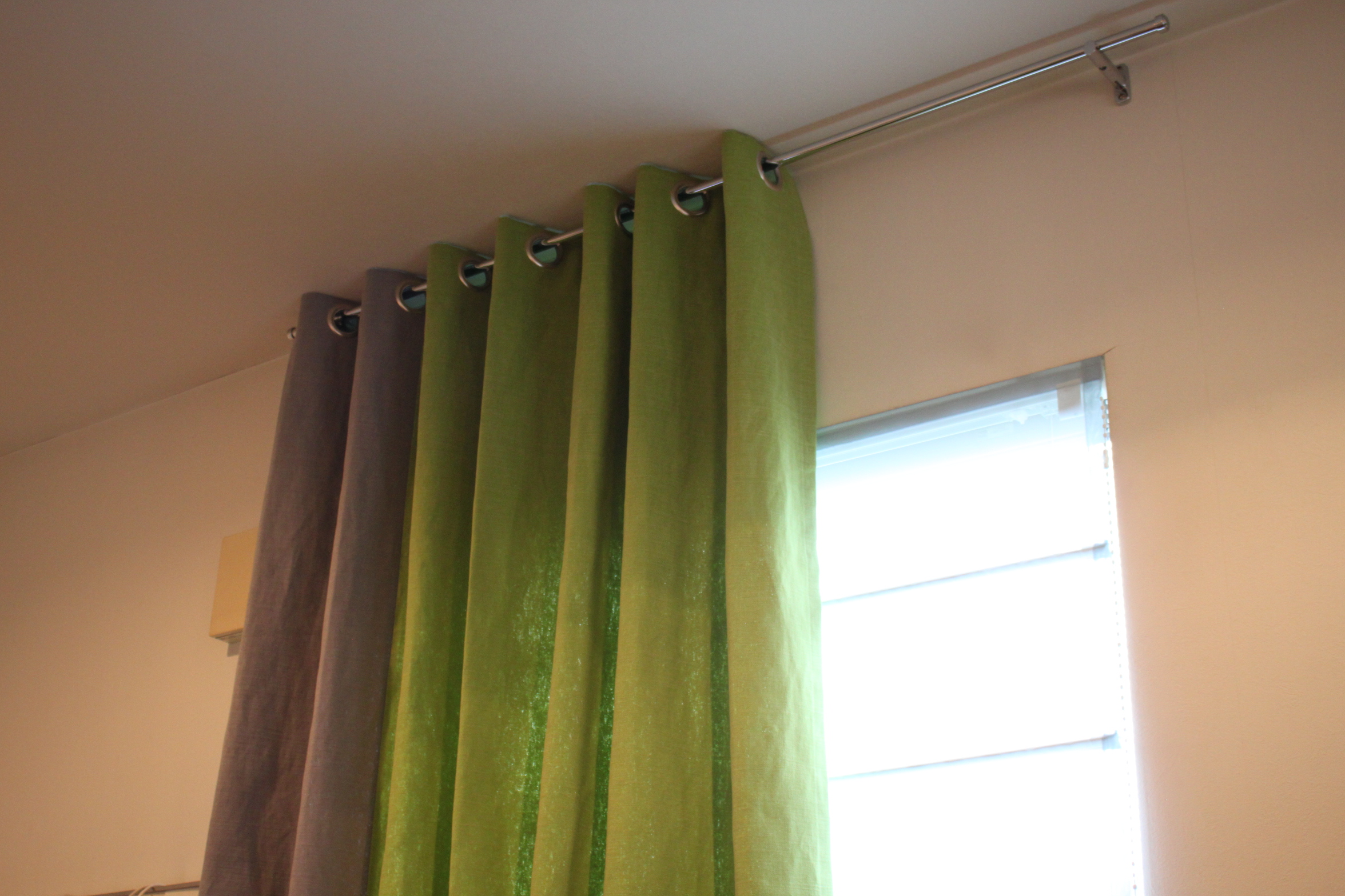 ハトメカーテン