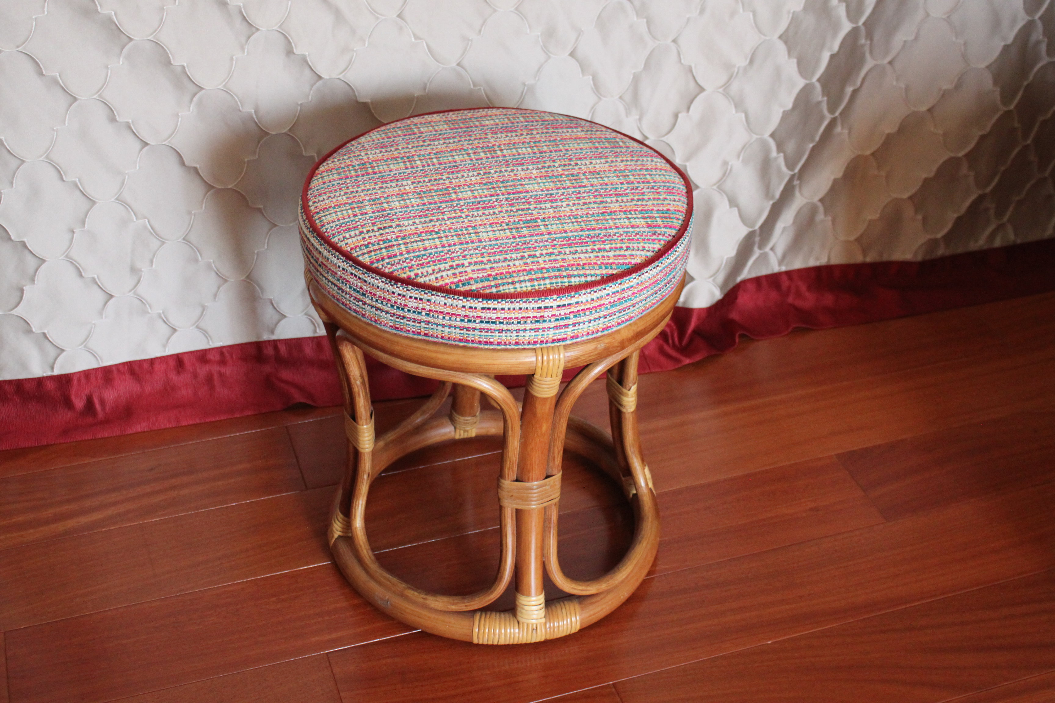 シャネルツイードでスツールを張り替え