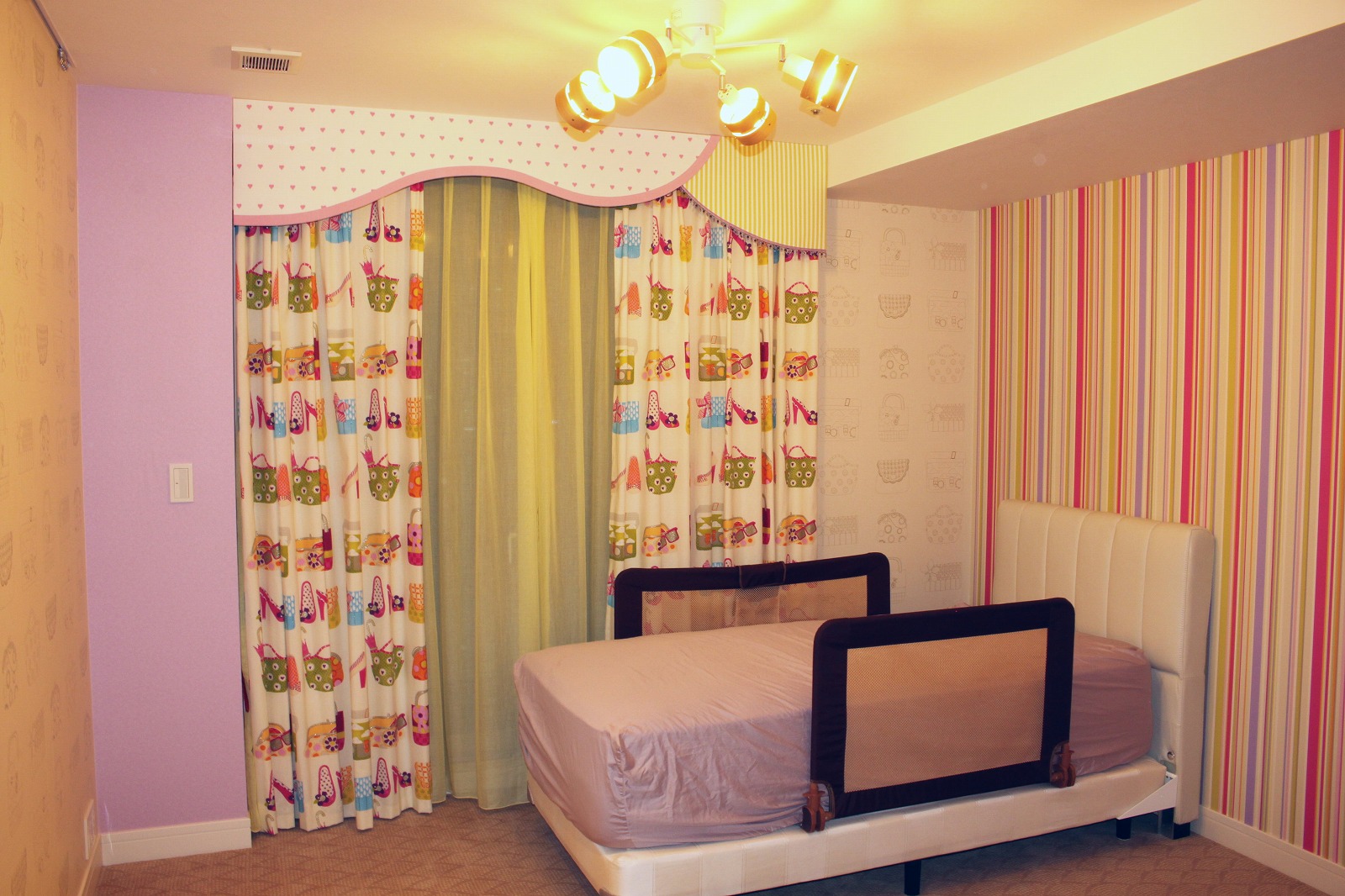 子供部屋の輸入カーテン