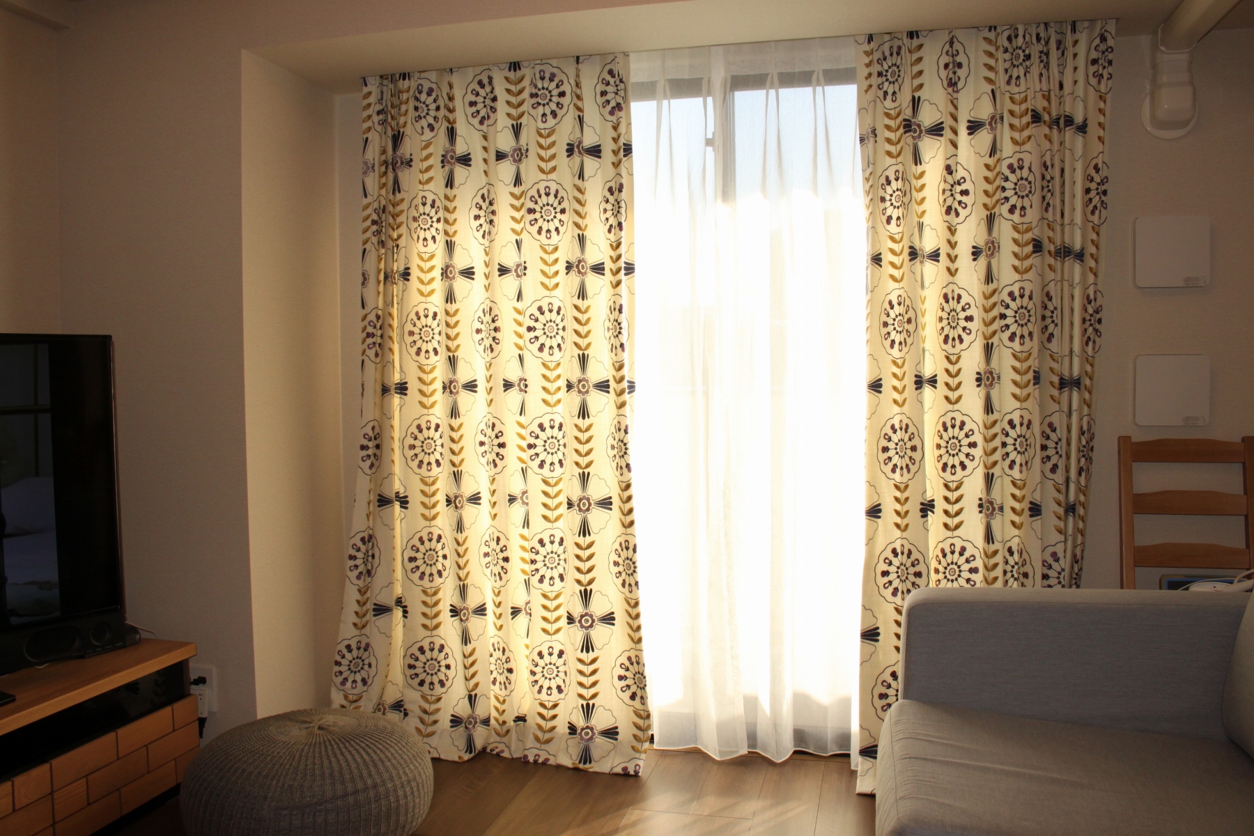 北欧デザインの刺繍カーテン