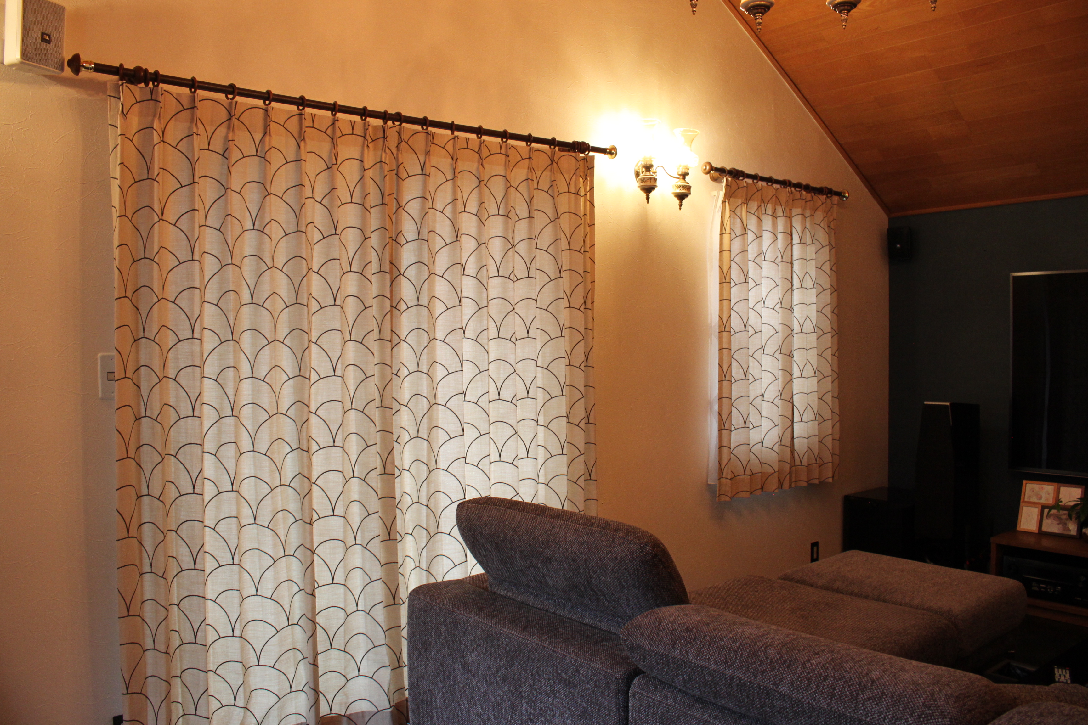 幾何学柄のカーテン