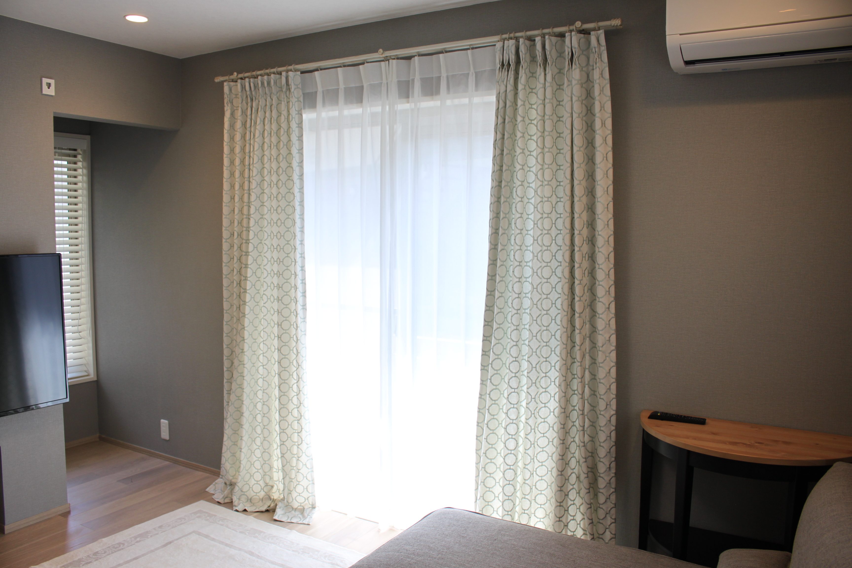 幾何学柄の輸入カーテン