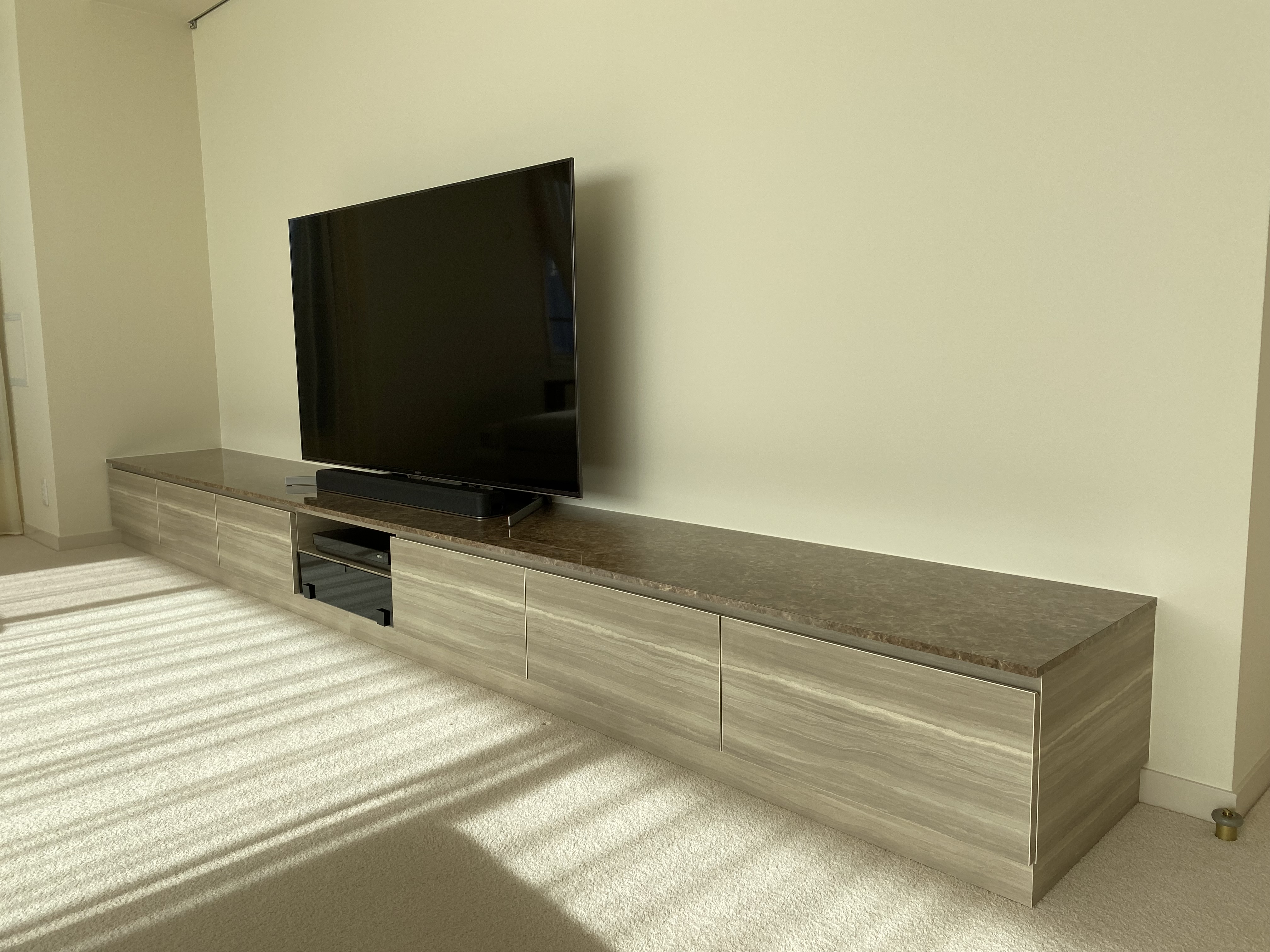 石の造作テレビボード