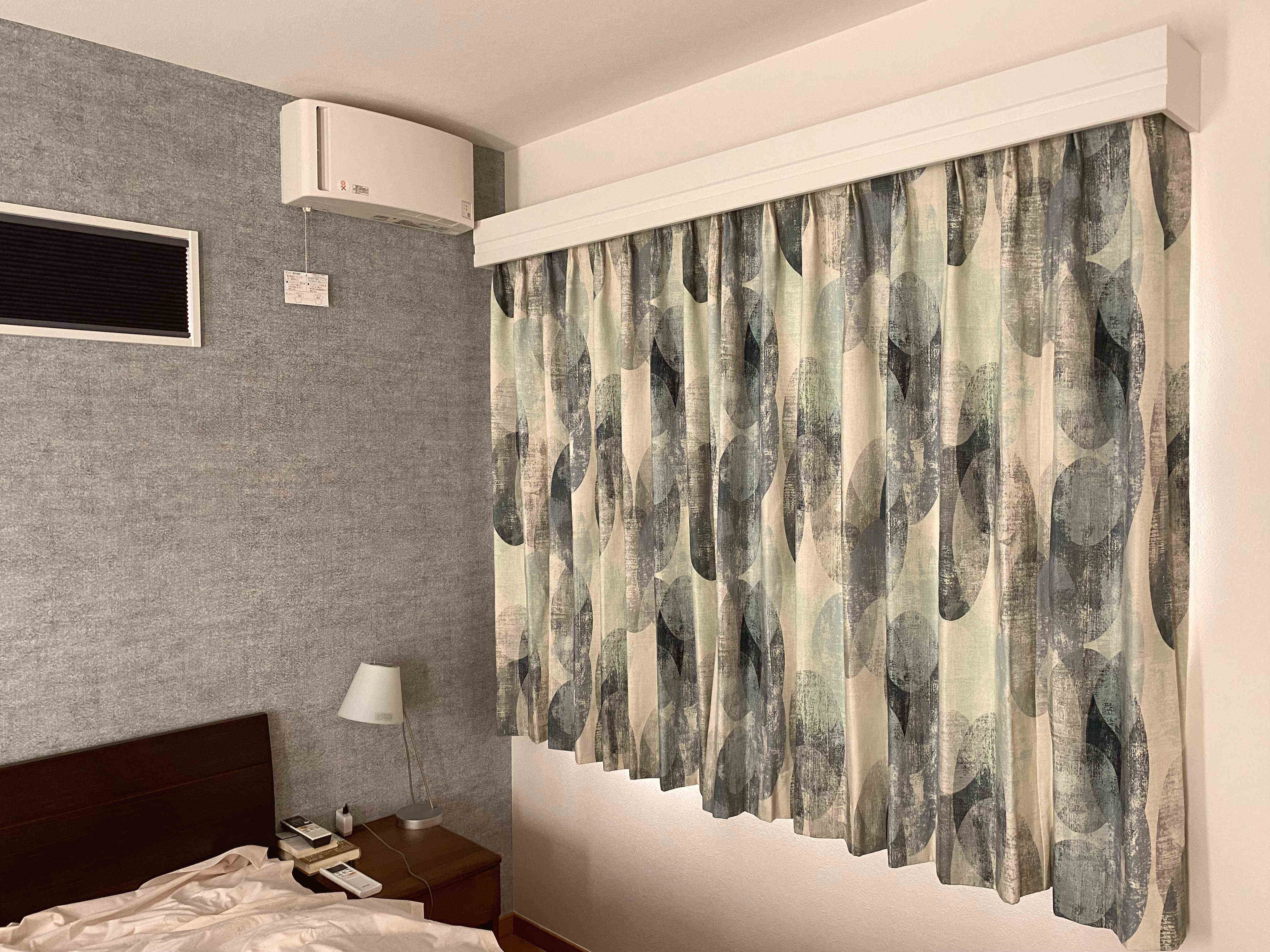 青い輸入カーテン