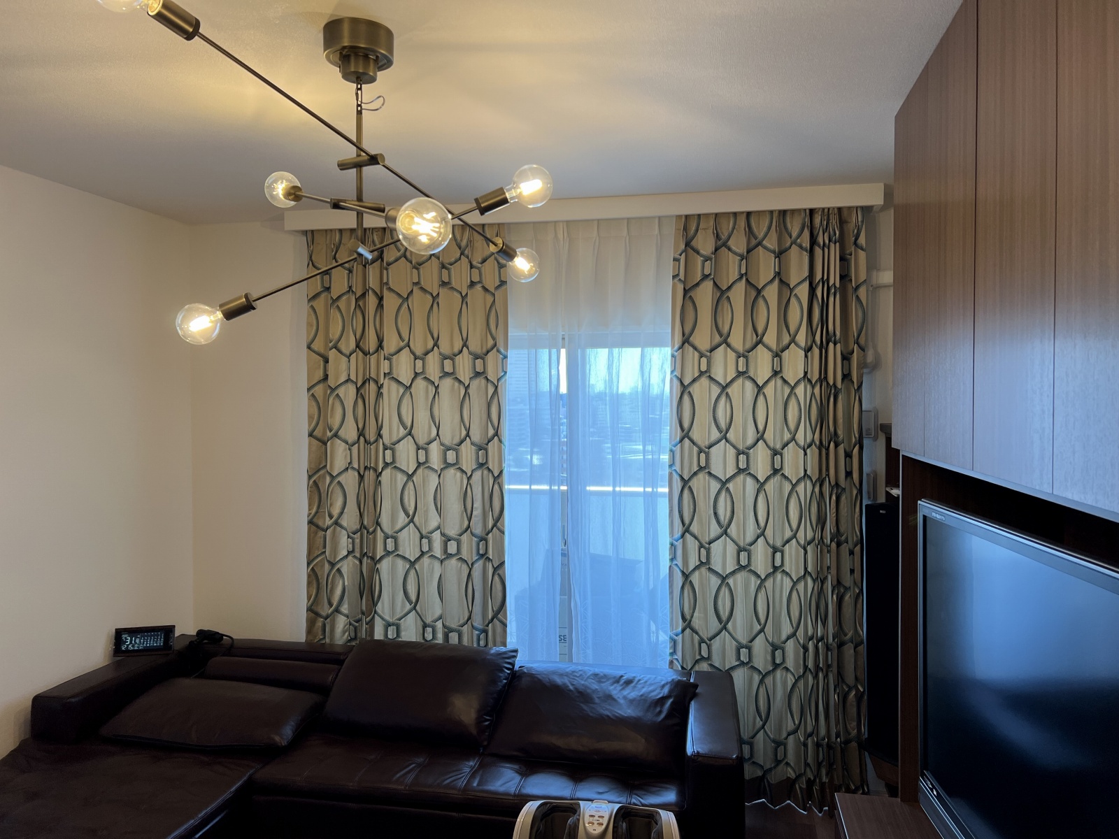 幾何学柄のカーテン