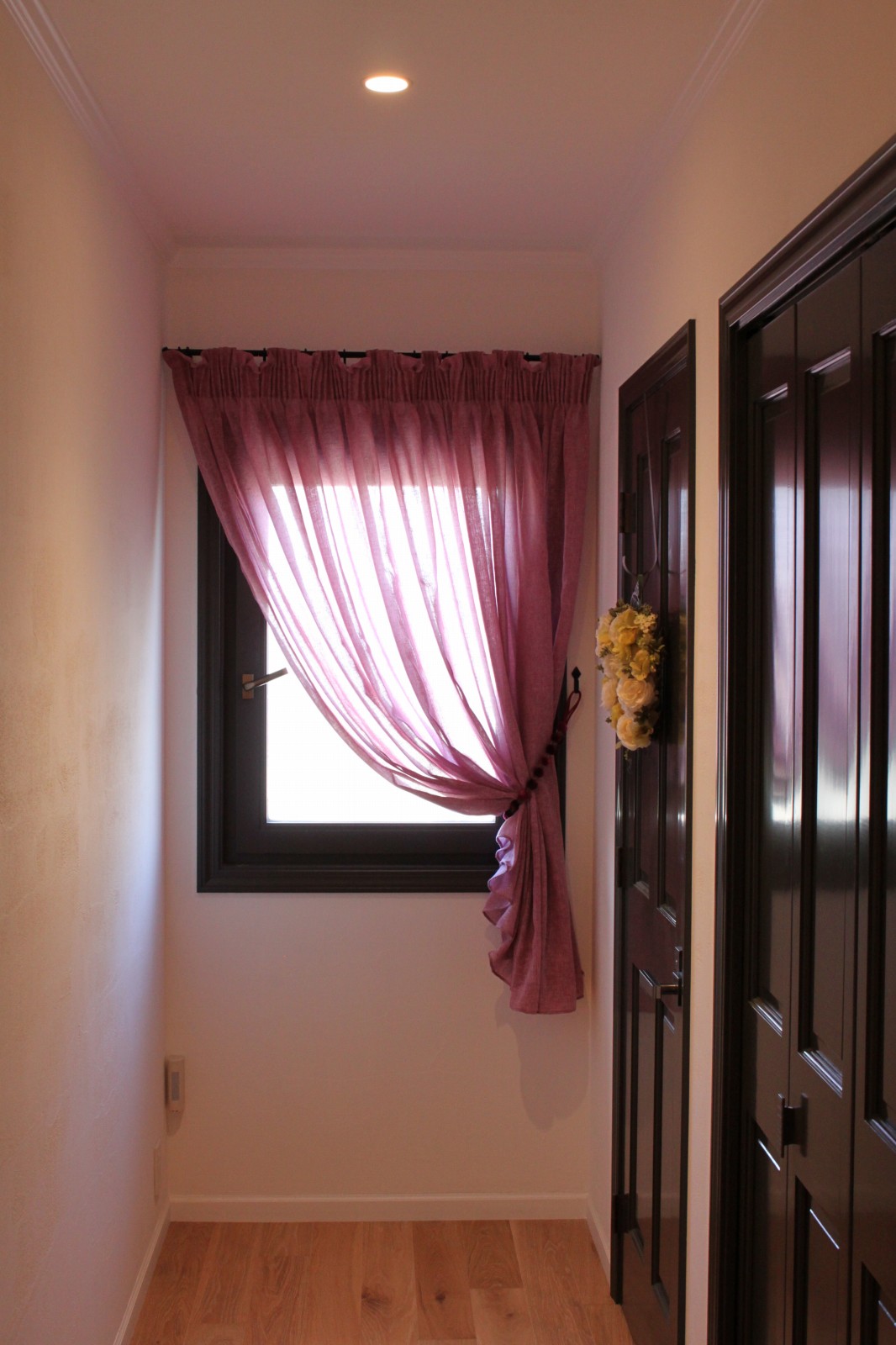 ギャザー仕立てのカラーレース