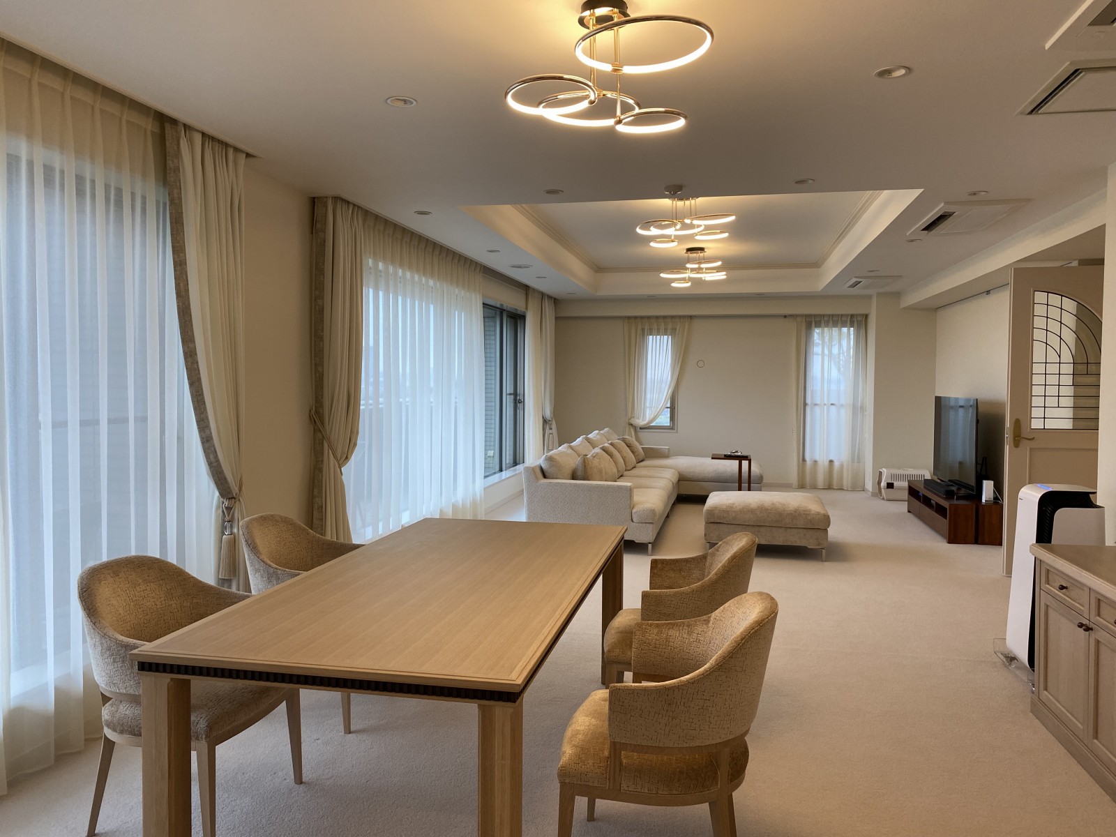 白で統一したリビング