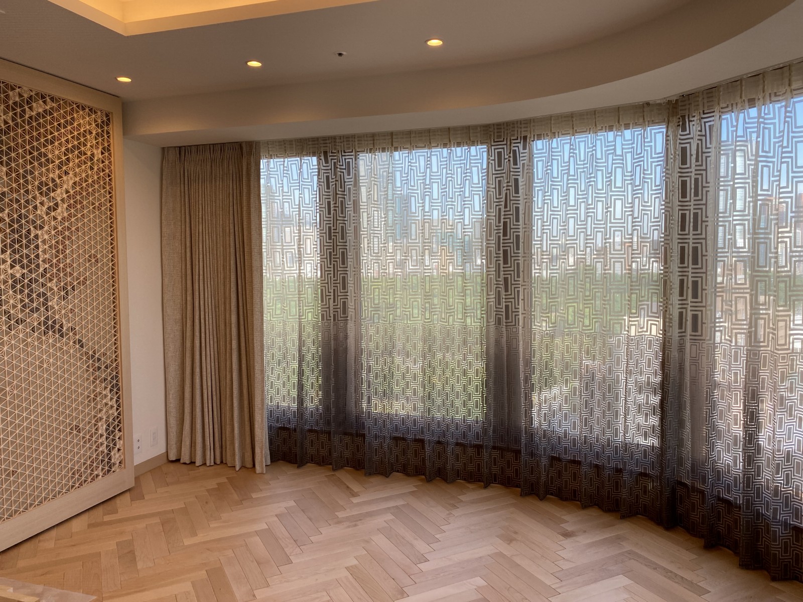 フィスバの幾何学柄のレース