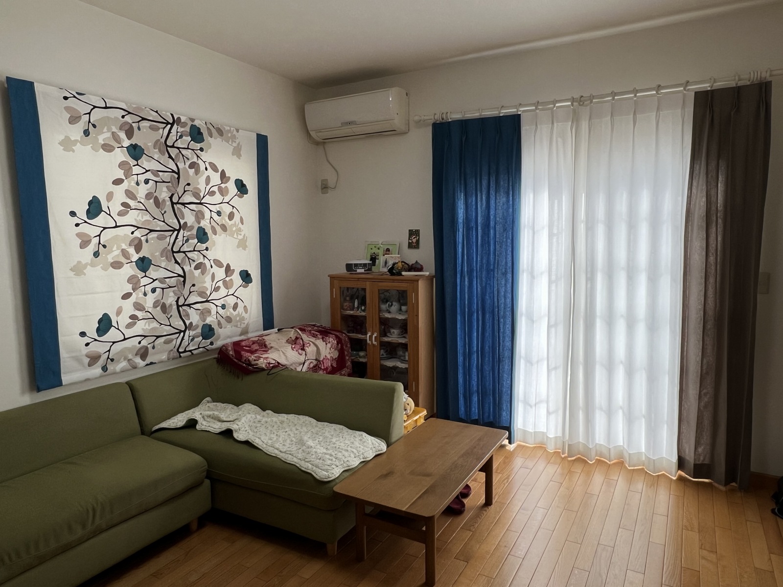 青と白の北欧スタイルのカーテンとシェード