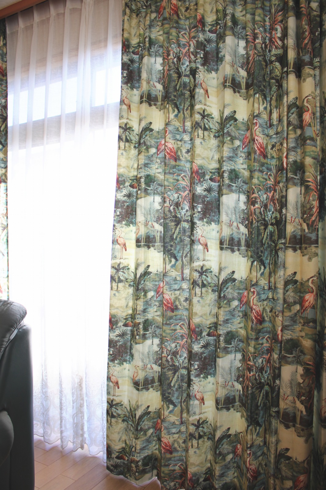 ランドスケープ柄がプリントされた輸入カーテン